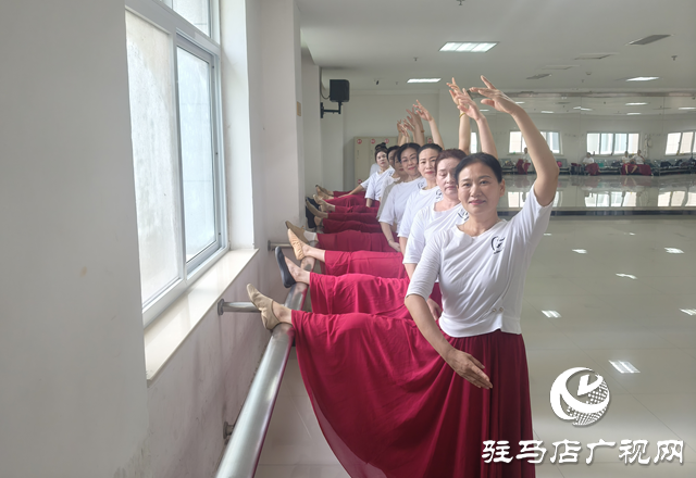 歲月不阻追夢(mèng)心！這群退休老太以舞書寫“夕陽傳奇”