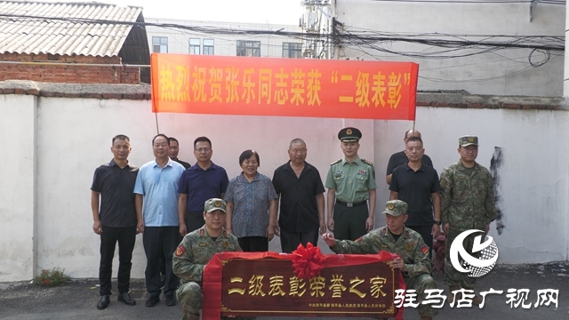  西平縣軍地聯(lián)合為立功受獎(jiǎng)現(xiàn)役軍人送喜報(bào)