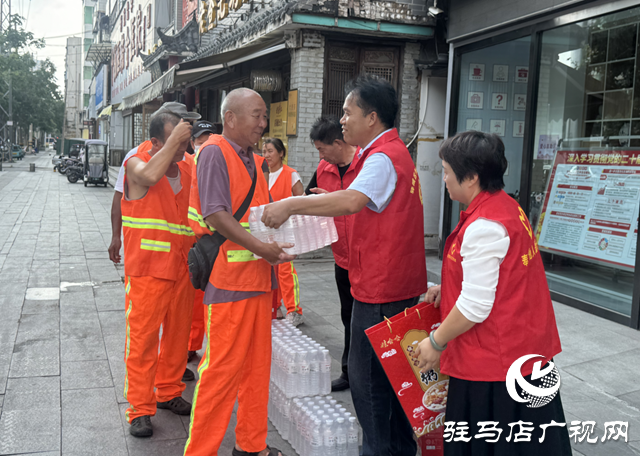 驛城區(qū)身邊好人協(xié)會開展“酷暑送清涼”文明實踐活動