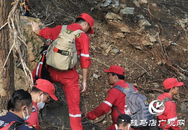 泌陽縣蛟龍救援隊(duì)在北京市懷柔區(qū)實(shí)施災(zāi)后排查搜救作業(yè)