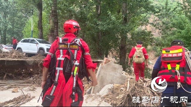 泌陽縣蛟龍救援隊(duì)在北京市懷柔區(qū)實(shí)施災(zāi)后排查搜救作業(yè)