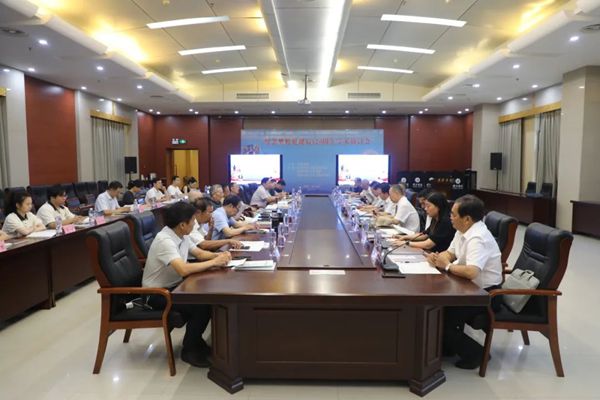 黃淮學院舉辦紀念樊粹庭誕辰120周年學術研討會  通訊員朱鴻飛趙歌平朱施霖 黃玲莉郭永勤  樊粹庭（1905-1966），河南遂平人，是中國現(xiàn)代豫劇的奠基人、改革家、教育家和豫劇作家，被譽為“現(xiàn)代豫劇之父”。樊粹庭在傳統(tǒng)豫劇的基礎上，吸收京劇、話劇等藝術形式的優(yōu)點，對豫劇的劇本、表演、音樂、舞美等進行全面改革，使其更符合現(xiàn)代觀眾的審美需求。同時，樊粹庭重視戲曲教育，致力于培養(yǎng)新一代豫劇演員，為豫劇的傳承奠定了堅實基礎。他還創(chuàng)作了《凌云志》《義烈風》《三拂袖》等大量經(jīng)典豫劇作品。  7月26日上午，正值第十一屆黃河戲劇節(jié)即將在駐馬店舉行之際，黃淮學院舉辦了“紀念樊粹庭誕辰120周年學術研討會”。本次研討會由黃淮學院文化傳媒學院、天中書院及天中文化研究院聯(lián)合承辦，來自中山大學、中國戲曲學院、河南大學等高等院校和河南省文化藝術研究院、駐馬店市樊粹庭豫劇文化促進會的專家學者、文化傳媒學院部分青年博士以及信陽師范大學的部分研究生參加了本次研討會。  黃淮學院黨委副書記、工會主席曹忠義教授致歡迎辭。  駐馬店市樊粹庭豫劇文化促進會名譽會長張德軒通報了駐馬店樊粹庭豫劇文化促進會的工作情況及主要成果。  在主旨發(fā)言環(huán)節(jié)，中山大學康保成教授回顧了自己深受樊粹庭創(chuàng)作觸動、投身樊粹庭研究的經(jīng)歷，介紹了樊粹庭研究的新資料，分享了關于現(xiàn)代戲曲改革的思考；河南大學張大新教授以《論樊粹庭對中國近現(xiàn)代戲劇變革的獨特貢獻》為題，從四個方面全面介紹了樊粹庭戲劇改革的理念和實踐，分析了樊戲的進步思想和人文內涵，充分肯定了樊粹庭在中國近百年戲劇改革中的重要地位；中國戲曲學院謝柏樑教授從樊粹庭的歷史定位、對后世劇作家的啟示等角度討論了樊粹庭在中國戲劇文化史上的意義。    在交流研討環(huán)節(jié)，來自河南大學、河南省文化藝術研究院、駐馬店樊粹庭豫劇文化促進會的十余位參會代表圍繞樊粹庭的藝術思想、豫劇的創(chuàng)新發(fā)展等話題進行了熱烈討論，高度評價了愛國主義劇作家樊粹庭的一生，深入探討了樊粹庭的戲曲改革理論?，F(xiàn)場討論氛圍熱烈，各位參會代表在交流中碰撞出智慧的火花。  此次研討會的舉辦，不僅為豫劇文化研究領域的專家學者搭建了高效交流平臺，也為樊粹庭藝術思想的深度挖掘與系統(tǒng)闡釋開辟了新路徑，為豫劇這一國家級非物質文化遺產(chǎn)在當代的創(chuàng)造性轉化、創(chuàng)新性發(fā)展注入了學術動能。