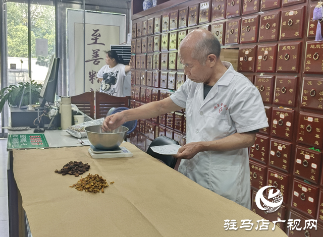 高溫下的清涼守護(hù)：愛心中醫(yī)館為戶外工作者免費(fèi)供應(yīng)酸梅湯