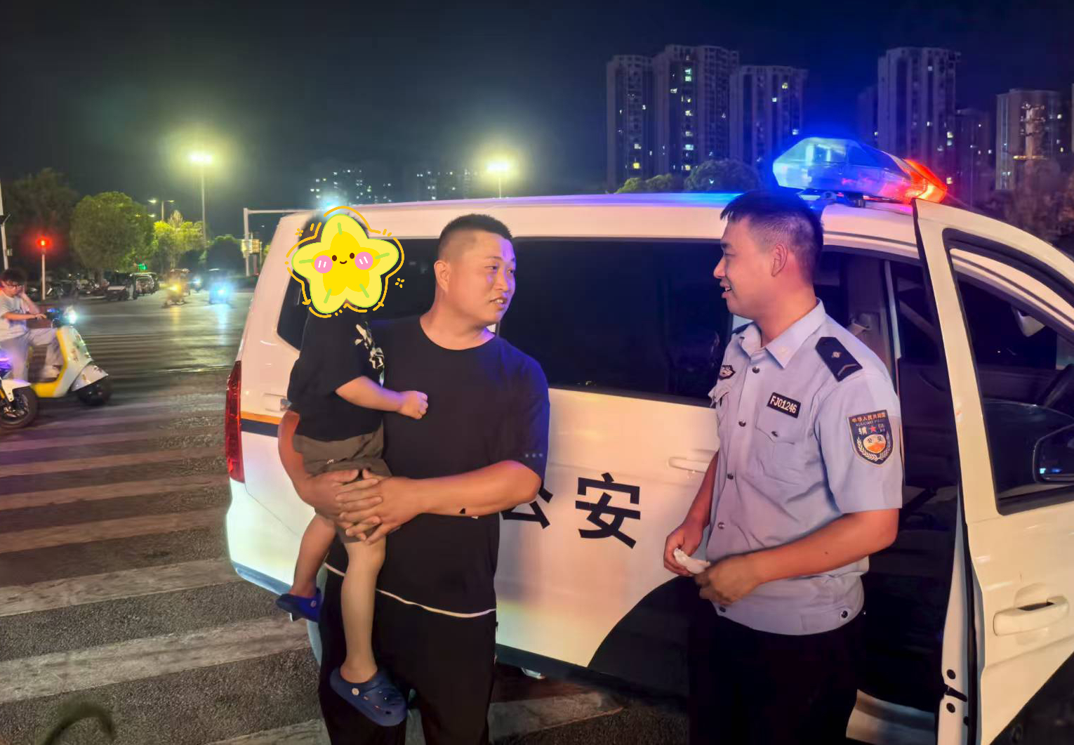 民警巡邏遇走失男童  暖心助其找到家人