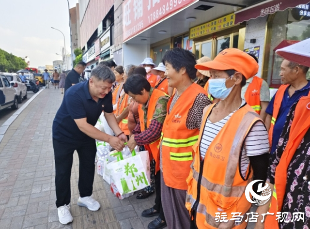 夏日送清涼！河南好人劉洪濤慰問(wèn)一線環(huán)衛(wèi)工人