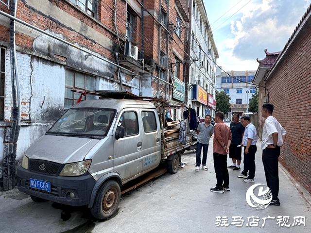 確山縣盤龍街道生產(chǎn)街社區(qū)開(kāi)展“僵尸車” 清理整治 凈化停車秩序