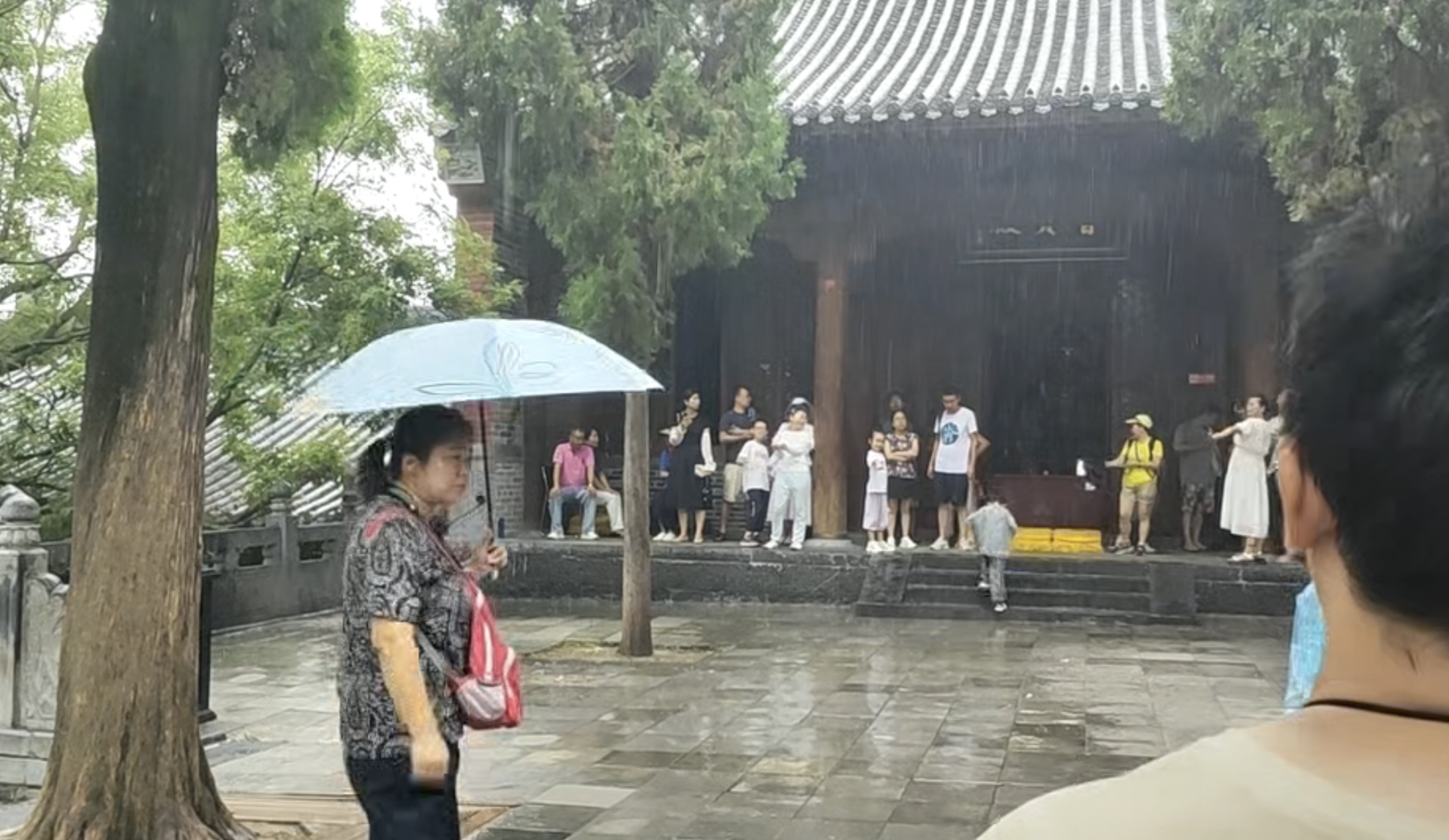 多名游客還原“風(fēng)雨少林”：僧人主動邀請進(jìn)殿躲雨