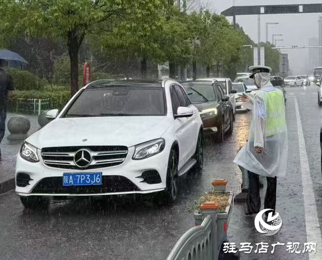 風(fēng)雨中的熒光綠：示范區(qū)交警冒雨守護(hù)市民平安出行