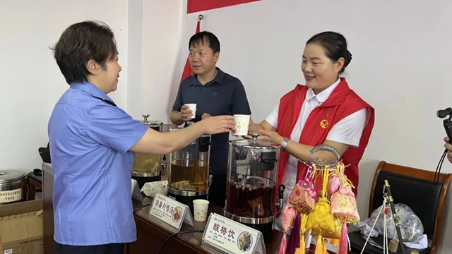 駐馬店市中醫(yī)院專家走進(jìn)武漢鐵路局駐馬店車務(wù)段開展中醫(yī)藥文化宣傳暨義診活動(dòng)