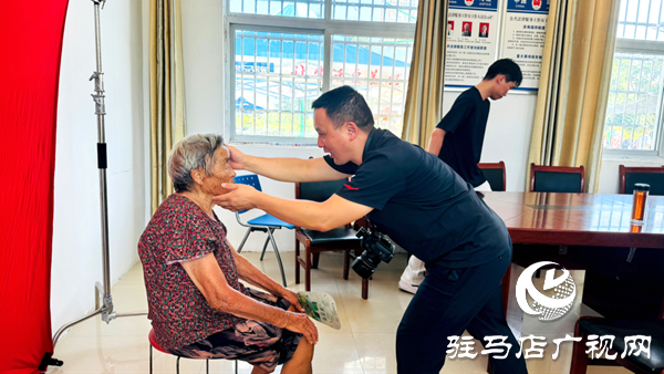 定格歲月溫情 傳承孝善文化——駐馬店兩家愛心企業(yè)聯(lián)合為萬(wàn)金店鎮(zhèn)土店村老人免費(fèi)拍攝證件照