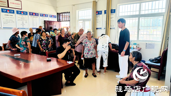 定格歲月溫情 傳承孝善文化——駐馬店兩家愛心企業(yè)聯(lián)合為萬(wàn)金店鎮(zhèn)土店村老人免費(fèi)拍攝證件照