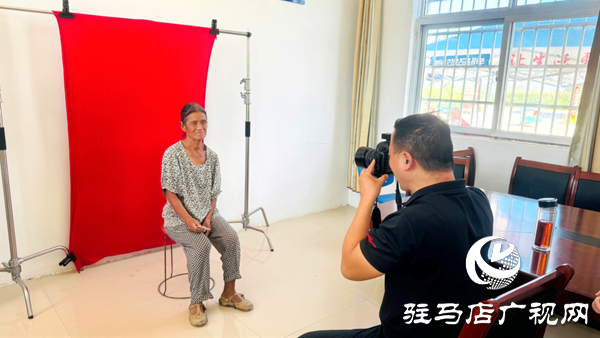 定格歲月溫情 傳承孝善文化——駐馬店兩家愛心企業(yè)聯(lián)合為萬(wàn)金店鎮(zhèn)土店村老人免費(fèi)拍攝證件照