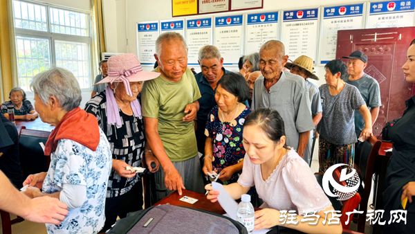 定格歲月溫情 傳承孝善文化——駐馬店兩家愛心企業(yè)聯(lián)合為萬(wàn)金店鎮(zhèn)土店村老人免費(fèi)拍攝證件照