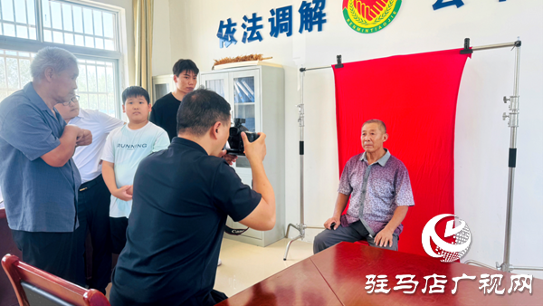 定格歲月溫情 傳承孝善文化——駐馬店兩家愛心企業(yè)聯(lián)合為萬(wàn)金店鎮(zhèn)土店村老人免費(fèi)拍攝證件照