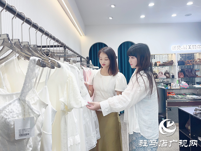 換季消費(fèi)迎高峰 夏裝促銷(xiāo)與秋裝上新雙線火熱