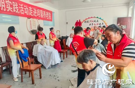  西平縣志愿者走進養(yǎng)老院 義務(wù)理發(fā)暖人心