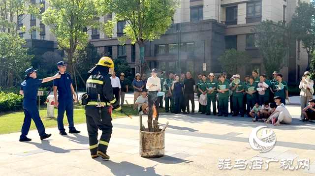 消防課開(kāi)到家門口 居民實(shí)操滅火器學(xué)技能