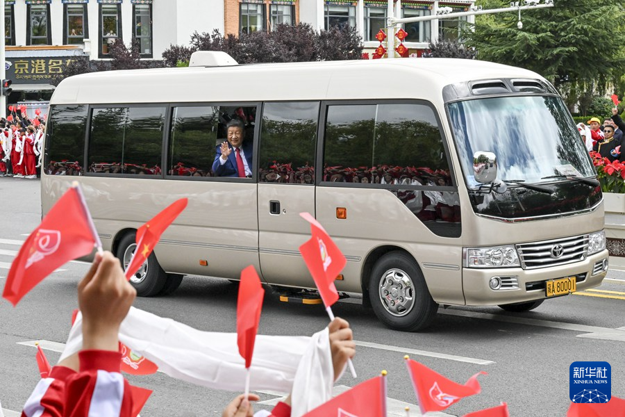 習(xí)近平在出席西藏自治區(qū)成立60周年慶?；顒?dòng)后返回北京