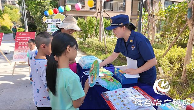 消防課開(kāi)到家門口 居民實(shí)操滅火器學(xué)技能
