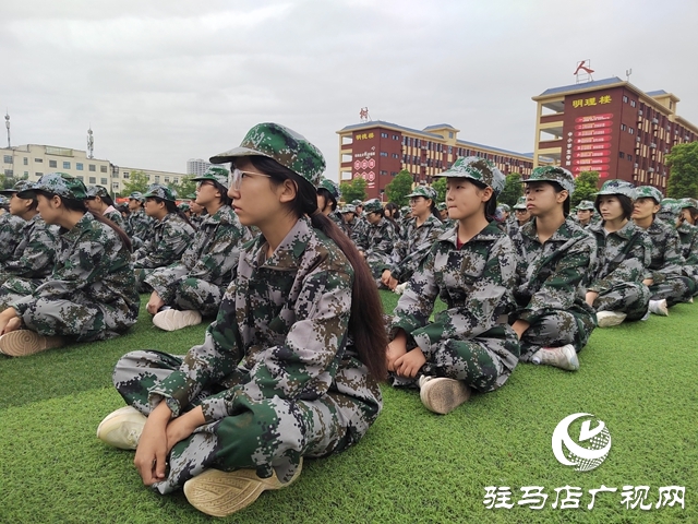 駐馬店市樹人高級中學(xué)：2025級高一新生迎來了高中生活的第一課——軍訓(xùn)