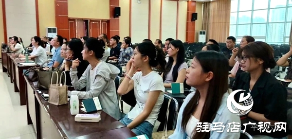 平輿六中特邀中原名班主任吳紅霞分享班主任專業(yè)成長(zhǎng)密碼