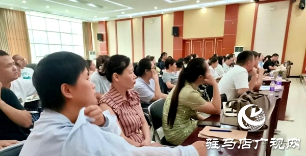 平輿六中特邀中原名班主任吳紅霞分享班主任專業(yè)成長(zhǎng)密碼