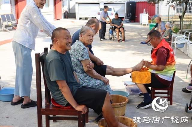 驛城區(qū)香山街道：“情暖夕陽(yáng)紅 黨員在行動(dòng)”志愿服務(wù)點(diǎn)亮老人幸福生活
