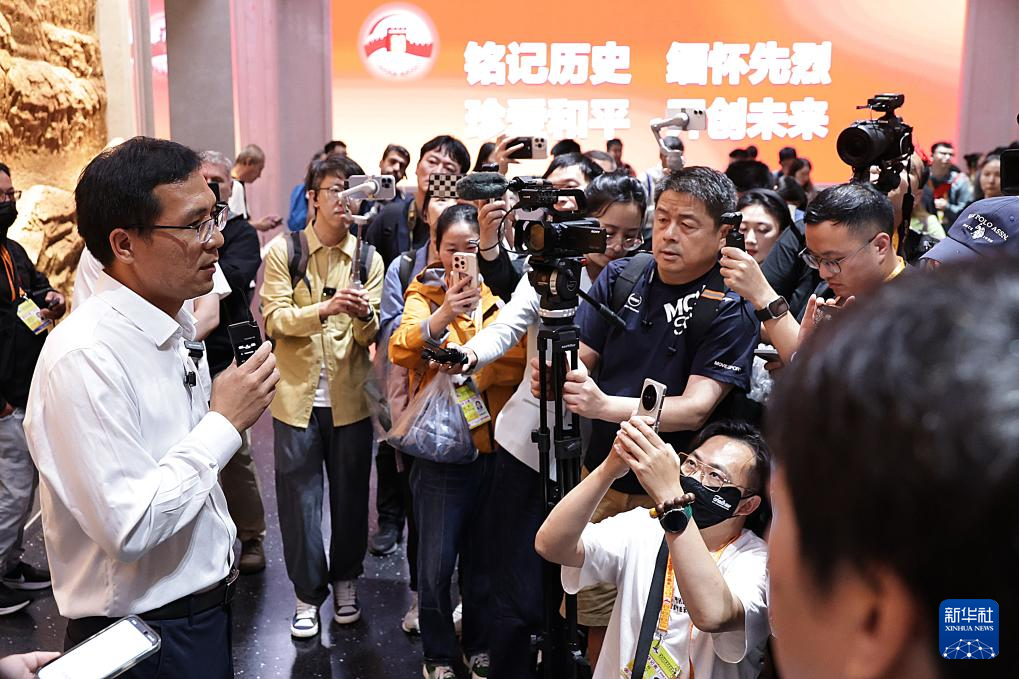 近200名境內(nèi)外記者赴中國(guó)人民抗日戰(zhàn)爭(zhēng)紀(jì)念館等地參觀采訪