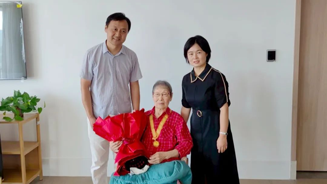駐馬店市中心醫(yī)院赴青島慰問醫(yī)院離休干部、抗戰(zhàn)老戰(zhàn)士楊冠秀同志并頒發(fā)“中國(guó)人民抗日戰(zhàn)爭(zhēng)勝利80周年”紀(jì)念章