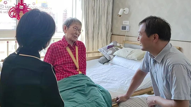 駐馬店市中心醫(yī)院赴青島慰問醫(yī)院離休干部、抗戰(zhàn)老戰(zhàn)士楊冠秀同志并頒發(fā)“中國(guó)人民抗日戰(zhàn)爭(zhēng)勝利80周年”紀(jì)念章