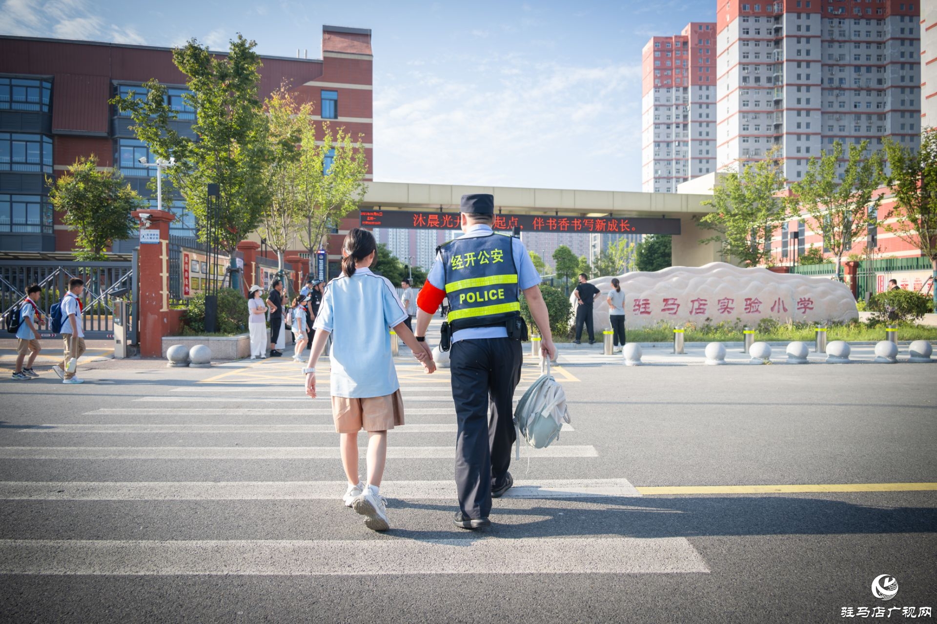 駐馬店市公安局經(jīng)濟(jì)開發(fā)區(qū)分局：“警”彩護(hù)航開學(xué)季 