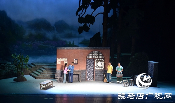 黃河戲劇節(jié)參賽劇目豫劇《女人是座山》平輿震撼上演 演繹堅韌母愛感動全場