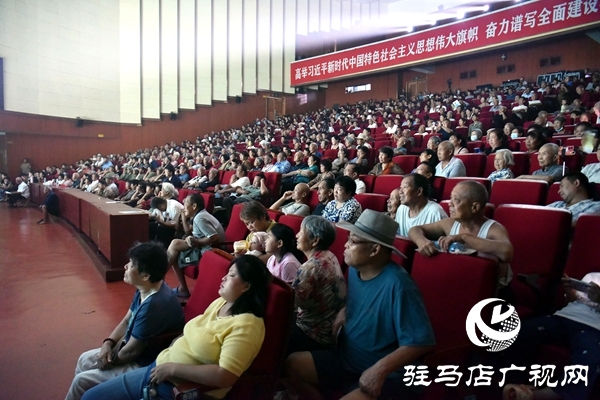 黃河戲劇節(jié)參賽劇目豫劇《女人是座山》平輿震撼上演 演繹堅韌母愛感動全場