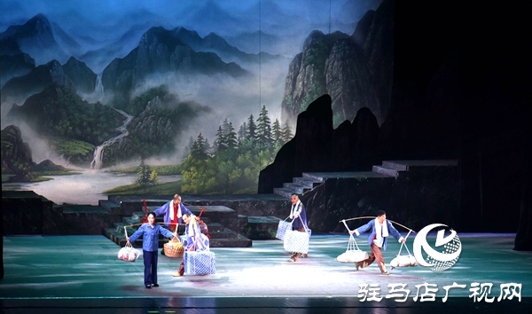 黃河戲劇節(jié)參賽劇目豫劇《女人是座山》平輿震撼上演 演繹堅韌母愛感動全場