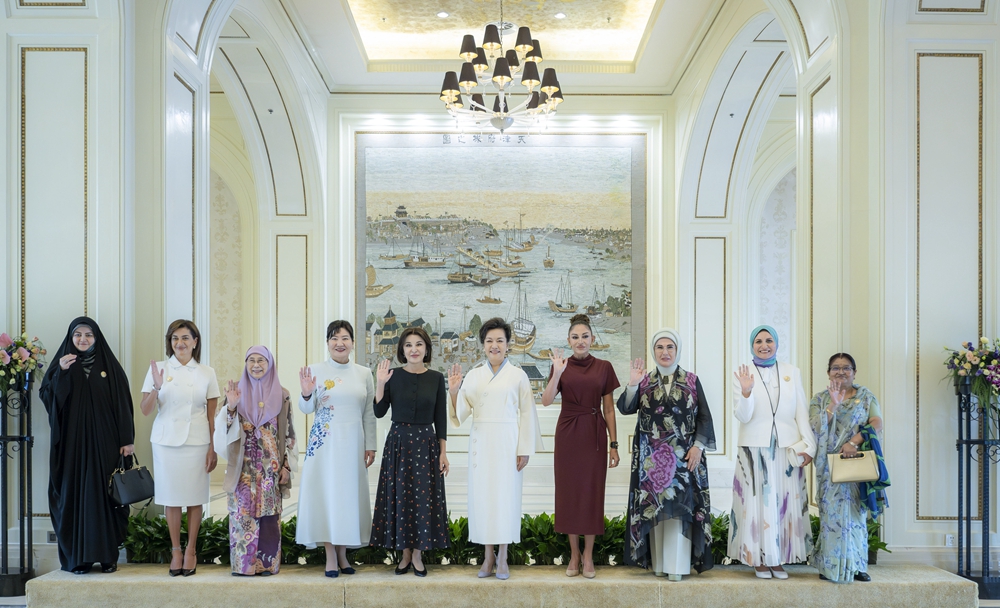 上合組織天津峰會丨彭麗媛同出席2025年上海合作組織峰會外方領導人夫人游覽天津海河