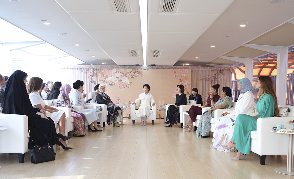 上合組織天津峰會丨彭麗媛同出席2025年上海合作組織峰會外方領導人夫人游覽天津海河
