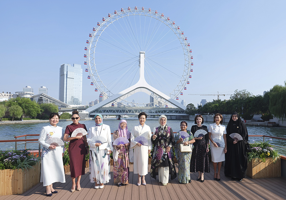 上合組織天津峰會丨彭麗媛同出席2025年上海合作組織峰會外方領導人夫人游覽天津海河