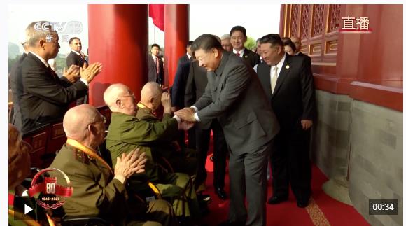 致敬英雄！習(xí)近平與天安門城樓觀禮席的抗戰(zhàn)老兵親切握手