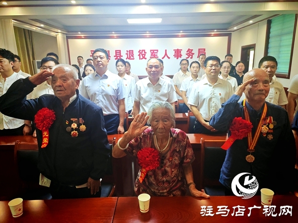 平輿縣退役軍人事務(wù)局邀請三位九旬抗戰(zhàn)老兵共同收看抗戰(zhàn)勝利80周年閱兵活動直播