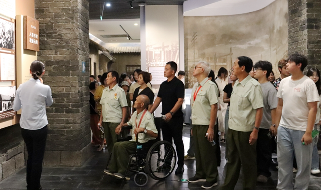 驛城區(qū)香山街道：觀閱兵憶崢嶸歲月 緬先烈承紅色精神
