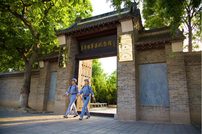 “老弟，這雙棉鞋給你穿”