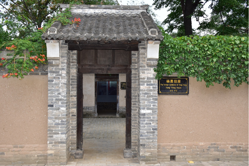 “老弟，這雙棉鞋給你穿”