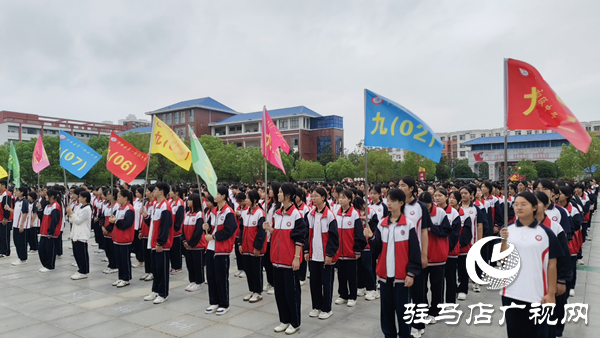 平輿縣第一初級中學(xué)舉行紀(jì)念抗戰(zhàn)勝利80周年閱兵觀禮后秋季國旗下校長講思政課
