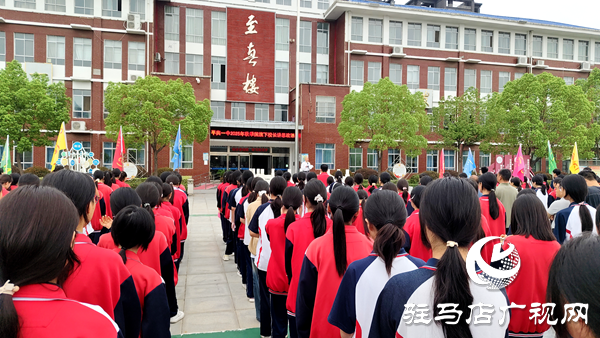平輿縣第一初級中學(xué)舉行紀(jì)念抗戰(zhàn)勝利80周年閱兵觀禮后秋季國旗下校長講思政課