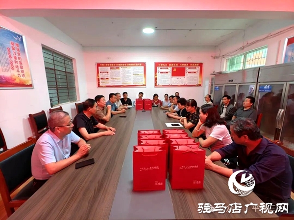 平輿縣教育局、古槐中心學(xué)校赴平輿三中開(kāi)展教師節(jié)慰問(wèn)活動(dòng)