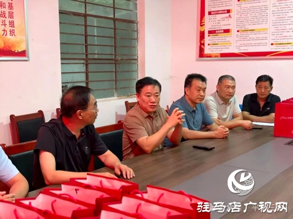 平輿縣教育局、古槐中心學(xué)校赴平輿三中開(kāi)展教師節(jié)慰問(wèn)活動(dòng)
