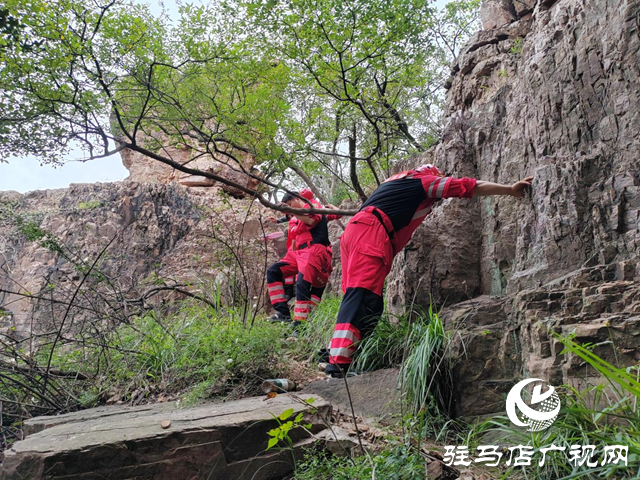 女子鳳鳴谷登山失足墜崖 駿馳救援隊(duì)緊急出動化險(xiǎn)為夷